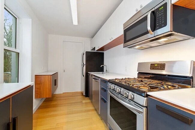Building Photo - 239 Bleecker St
