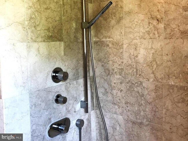 Building Photo - 11120 Lake Breeze Dr