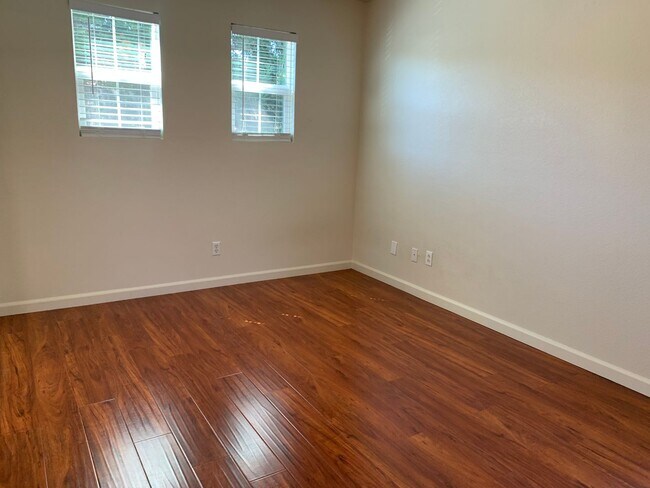 Building Photo - Spacious 4 bedroom 2.5 Bathroom Gold River...