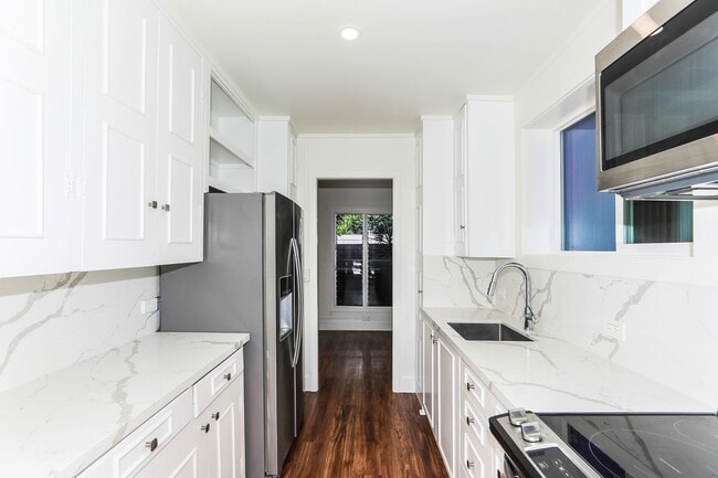 Building Photo - Kahala Avenue Beachside -  1 minute walk to beach  Recently remodeled w/fenced yard. 1 bdrm, 1 ba...