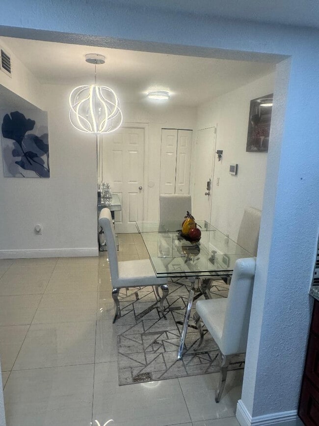 Building Photo - 4174 Inverrary Dr