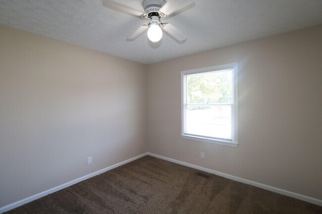 Building Photo - 212 Foxwood Dr