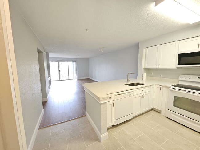Building Photo - 14036 Fairway Island Dr