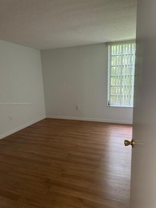 Building Photo - 8870 Fontainebleau Blvd