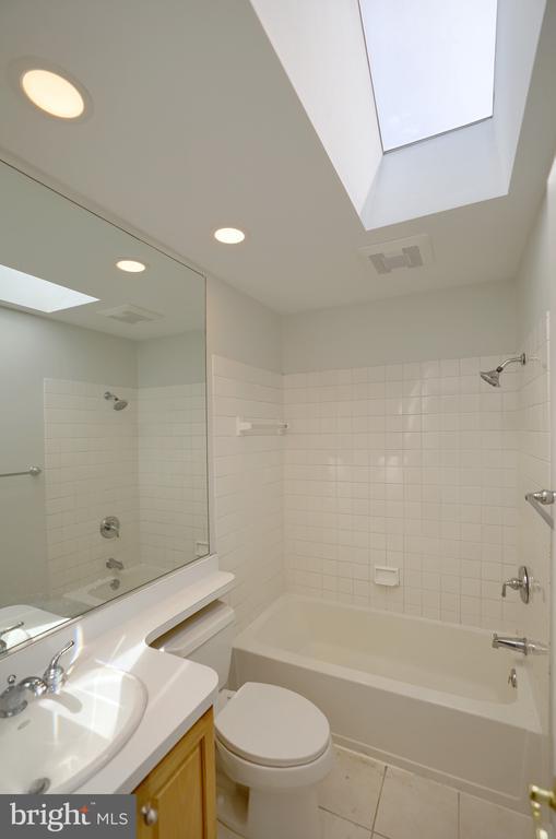 Building Photo - 8 Longwood Dr