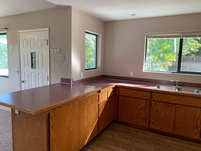 Building Photo - 120-15 &amp; 121-15 802 Mollie/801Eugene