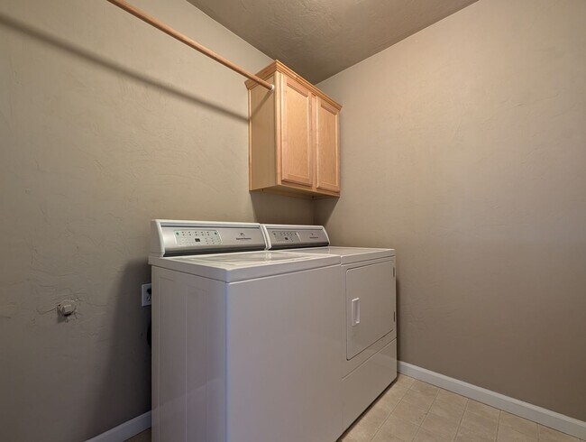 Building Photo - Beautiful 3-Bedroom, 2.5-Bath Home In River Road Area of Eugene!