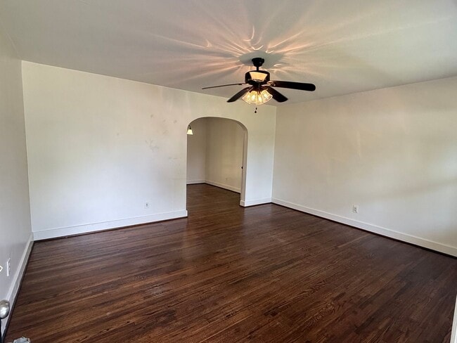 Building Photo - Charming East Ridge Home - 3 beds, 1 bath, and an updated kitchen!