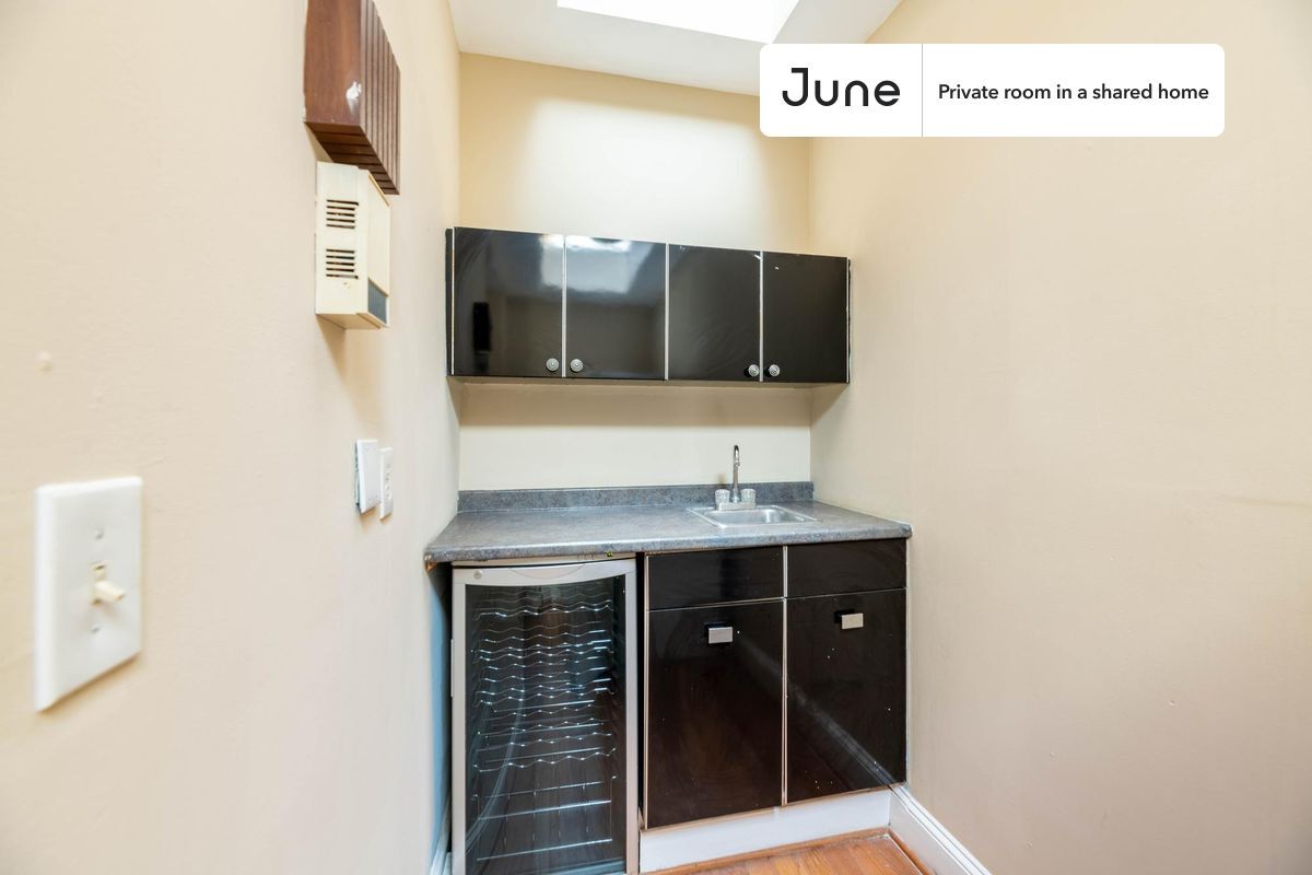 Building Photo - Room in Shared 8 bed/3.5 bath home