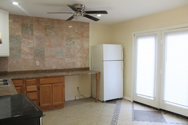 Building Photo - 3 Bedroom Townhouse - Near While Park - 06...