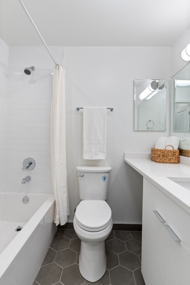 Building Photo - 1650 W Roscoe St