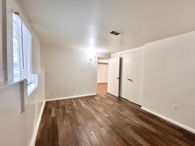 Building Photo - 4311-4313 Dawes Court SE