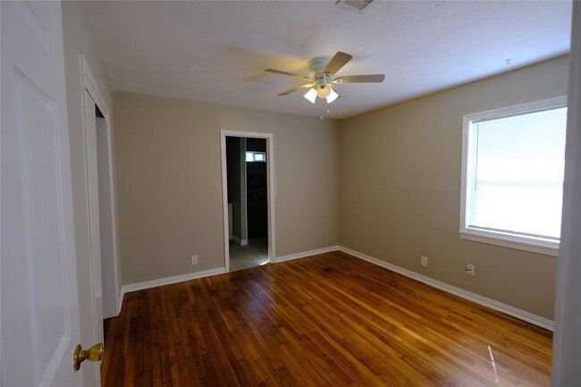 Building Photo - 6718 Midfield Dr