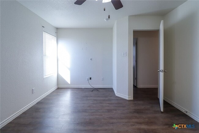 Building Photo - 909 Lasso Dr