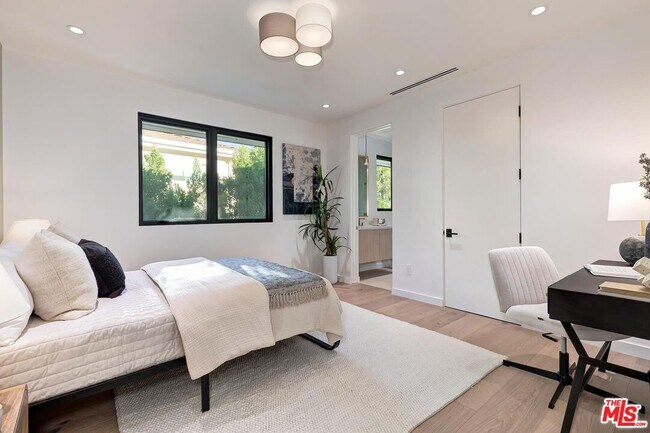 Building Photo - 16879 Mooncrest Dr