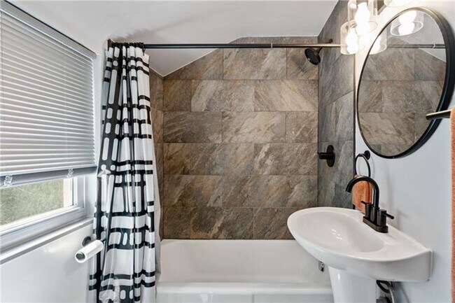 Building Photo - Fully Updated 3 Bed/1 Bath Home - Integral Garage, Laundry in Basement - Available Now in Penn Hi...