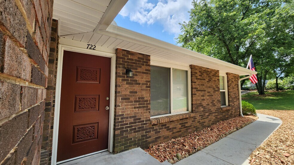 Building Photo - 722 Shadycrest Dr