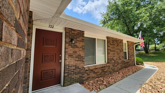 Building Photo - 722 Shadycrest Dr