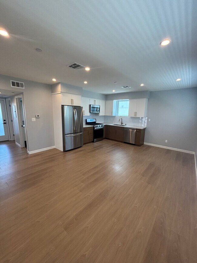 Building Photo - Beautiful 2 bed 1 bath modern apartment in...