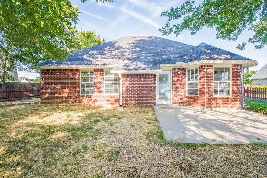 Building Photo - 7004 Bridgewater Dr