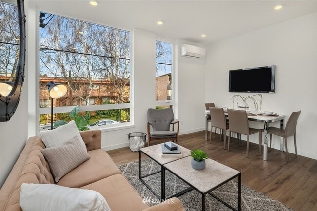 Building Photo - 2Bd/1.75Ba Seattle Townhouse