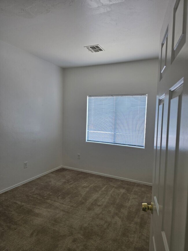 Building Photo - Large 4 bedroom home with Den - Corner lot...