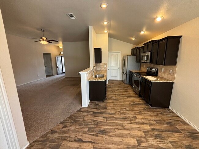 Building Photo - 3 bed 2 bath 2 car garage in Lone Star Trails!