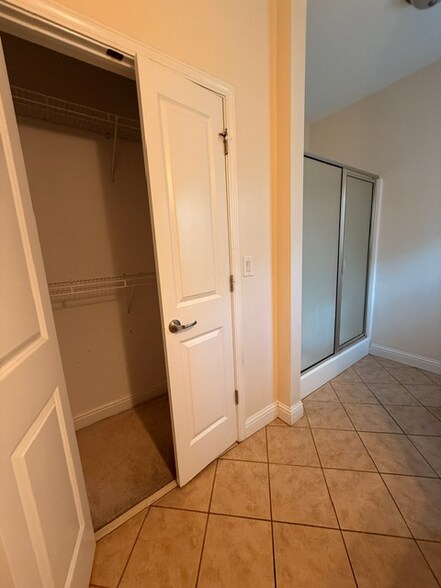 Building Photo - 557 Town Square Way