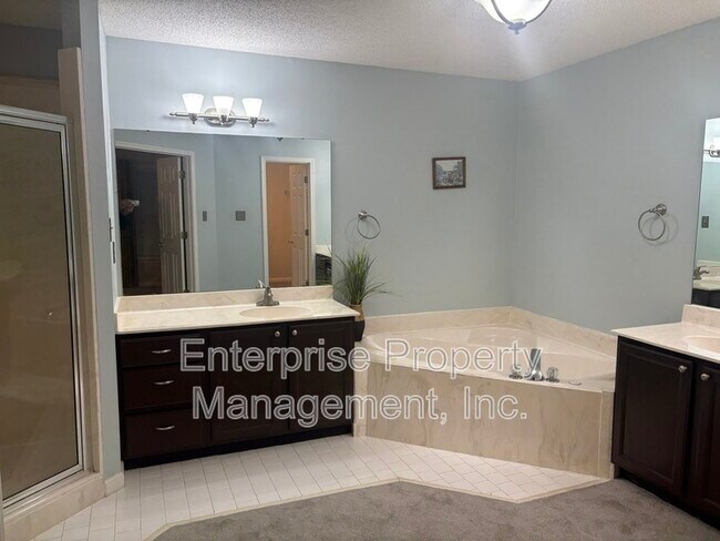 Building Photo - 6894 Hedgewood Ln