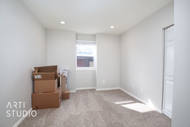Building Photo - 4 Bed 2 Bath Salt Lake Home For Rent!