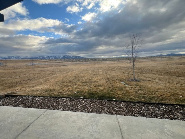 Building Photo - Amazing Newer 3 Bed 2.5 Bath Unit