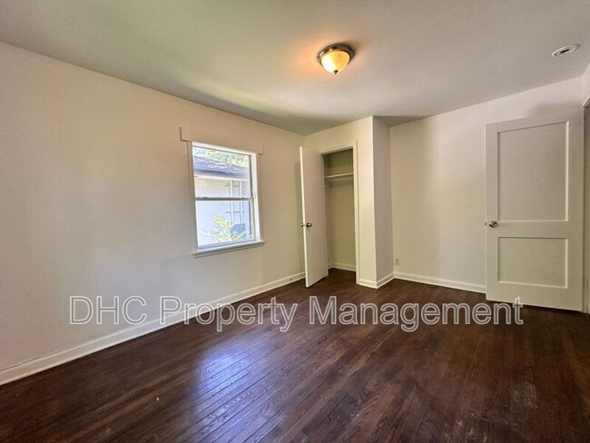 Building Photo - 2125 Larchwood Rd SW