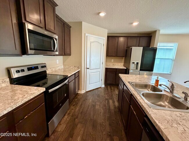 Building Photo - 3583 Sunfish Dr