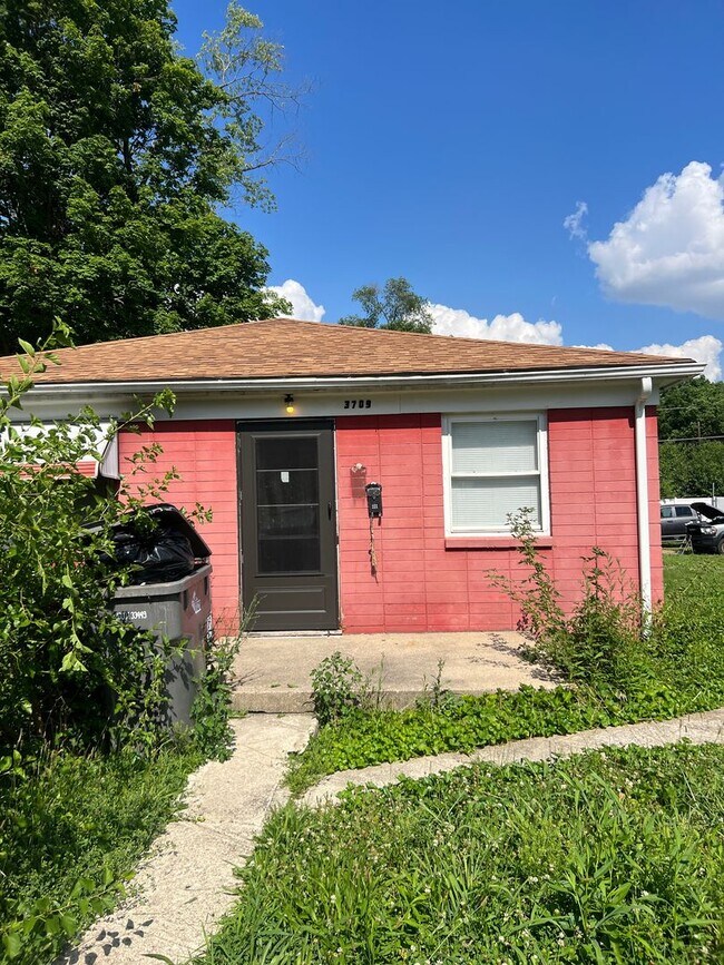 Primary Photo - 3709-3711 Kinnear Ave