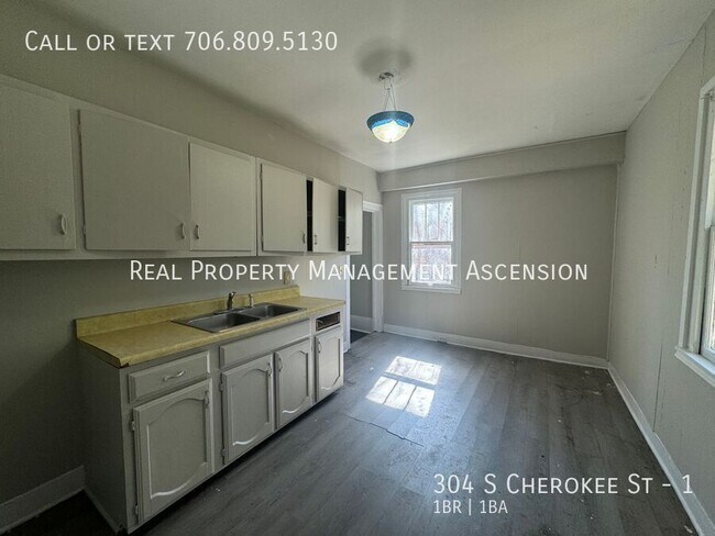 Building Photo - 304 S Cherokee St