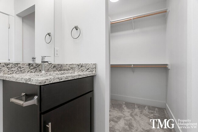 Building Photo - 977 Creer Way