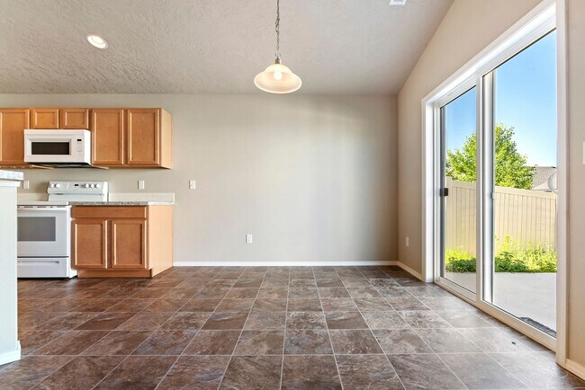 Building Photo - Available July 5th, 3bd/2b Meridian Home