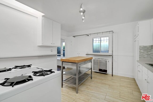 Building Photo - 320 4th Ave