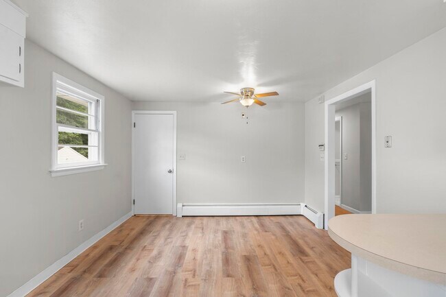 Eat-in kitchen - 16 Norman St