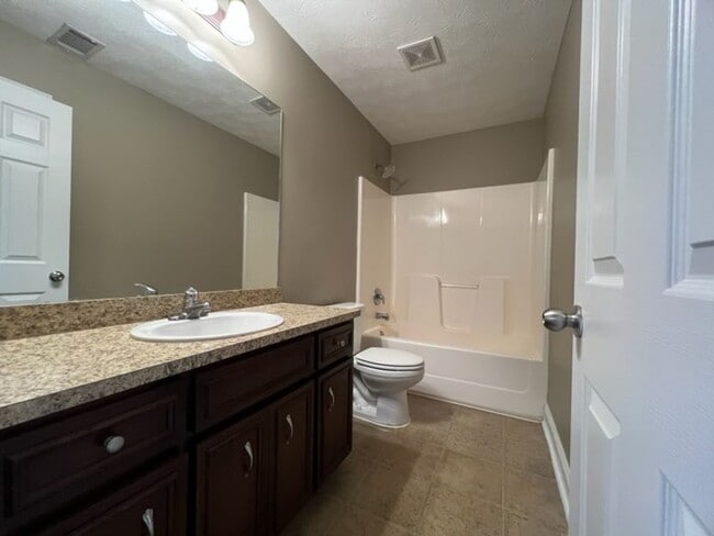 Building Photo - 4 Bedroom, 2 Bath Home in Lee County!