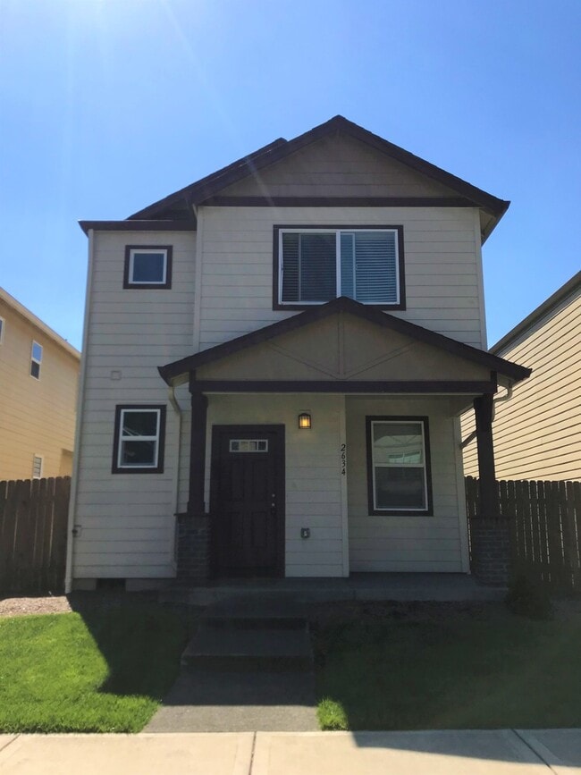 Building Photo - ONE MONTH FREE OF RENT!! Well Maintained, High Ceilings, Bonus Room, Great Location!