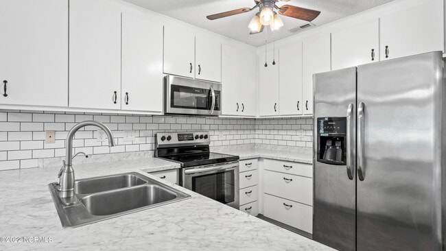 Building Photo - 621 Clover Dr