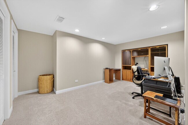Building Photo - 322 Hemlock Ln