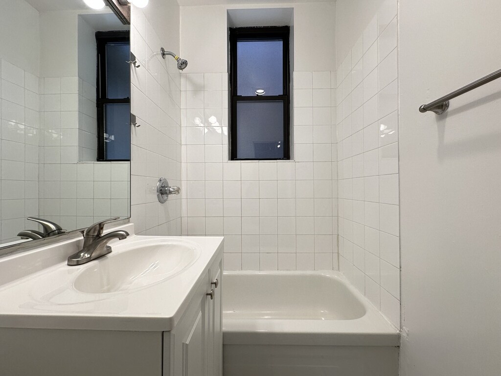 Building Photo - 922 W Dakin St