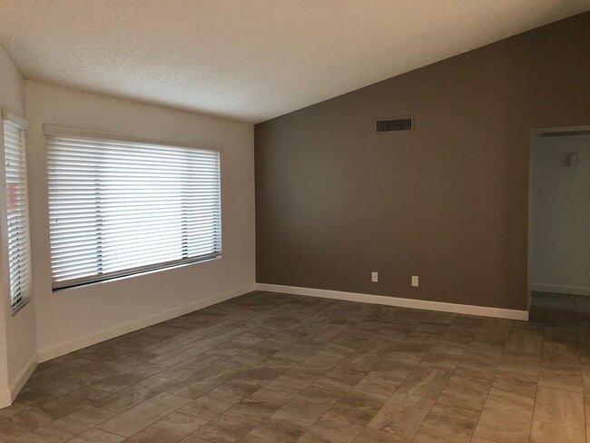 Building Photo - Lovely Updated Home in Leisure World a 45+ Active Adult Resort Community