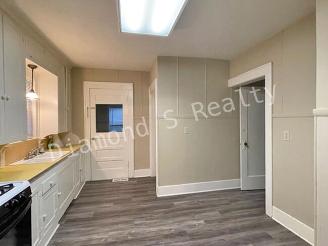 Building Photo - Charming Bungalow-Style Home Available Now