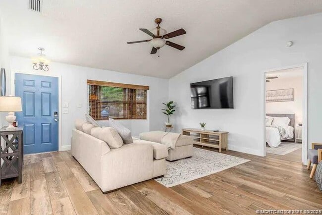 Building Photo - 2550 SE Calais St