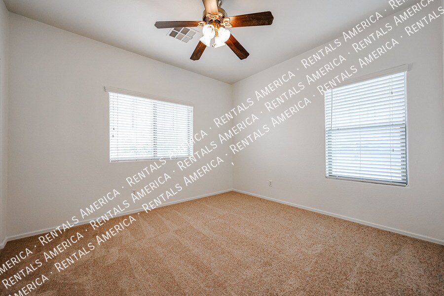 Building Photo - 935 E Blue Spruce Ln