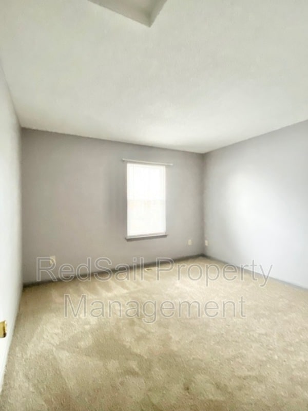 Building Photo - 200 S Hunt Club Run