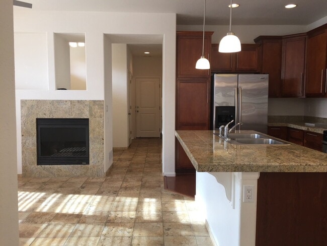 Building Photo - "Spacious 3-Bed, 3-Bath Townhouse with Gra...